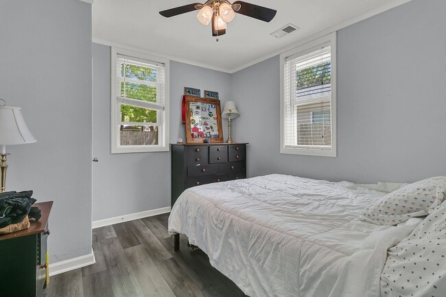 Building Photo - Charming West Ashley Bungalow