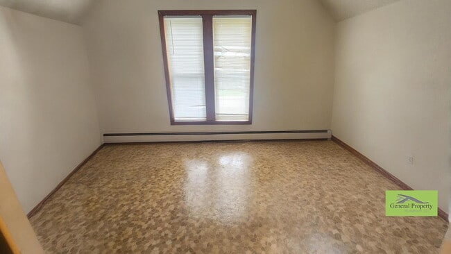 Building Photo - 2 Bedroom, 1 Bathroom Duplex
