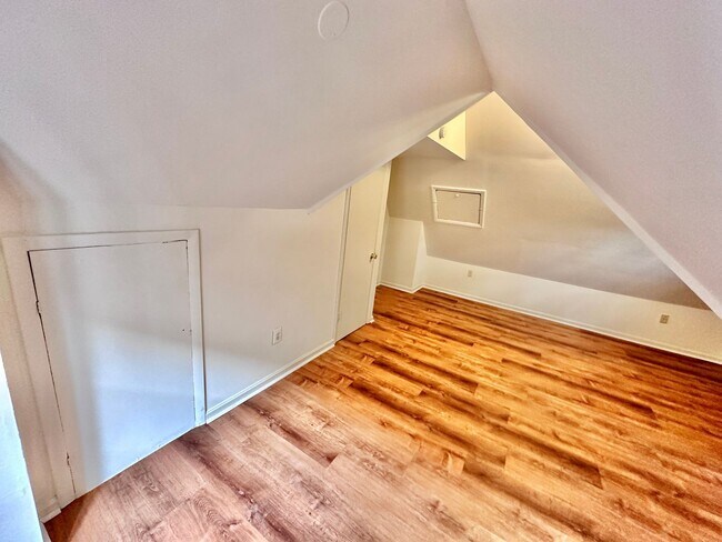 Building Photo - Spacious 6 bedroom 3.5 bath Tudor Townhouse w/Deck close to Georgetown University & Hospital