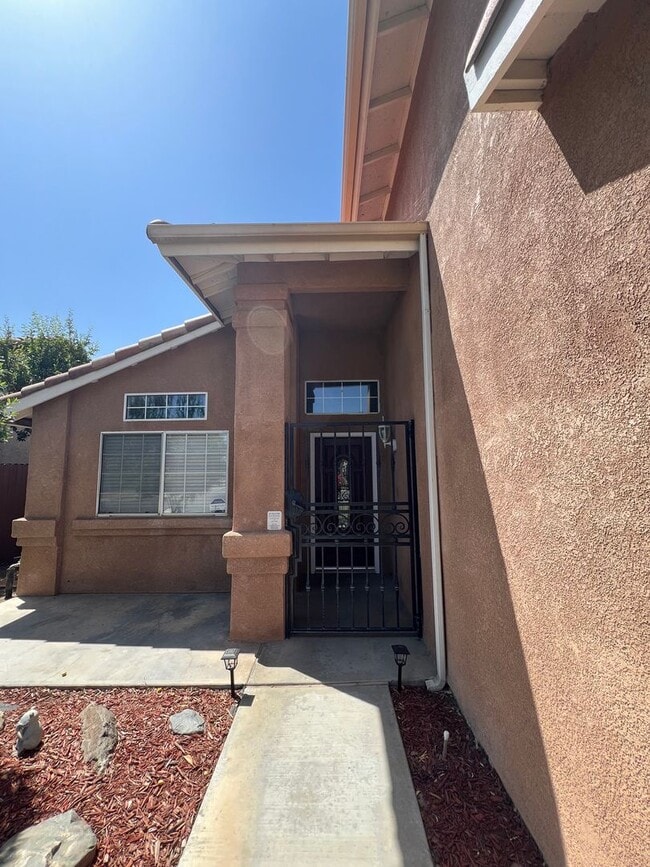 Building Photo - 7501 Canyon Clover Dr