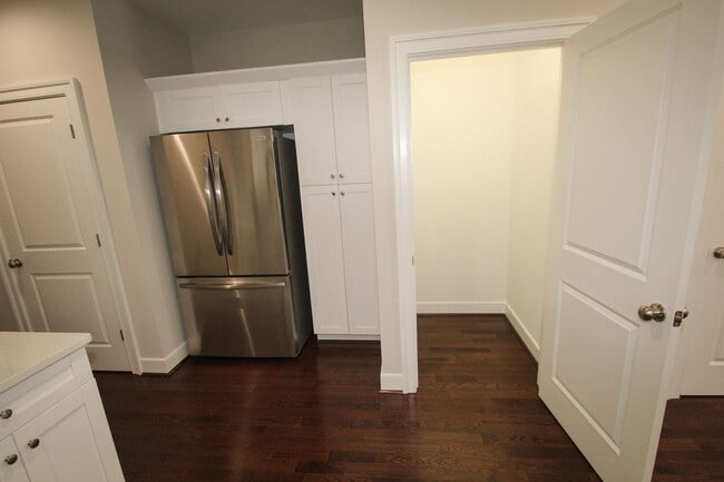 Building Photo - 1505 W Cary St