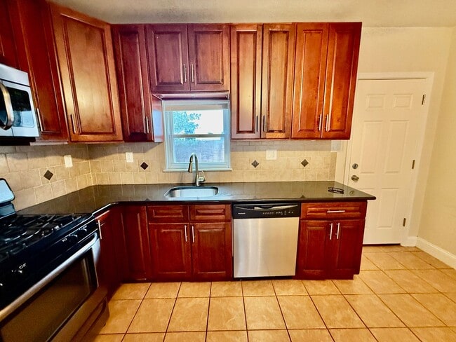 Building Photo - SPACIOUS 3BR/1BA HOUSE w/ Central AC-HARDW...