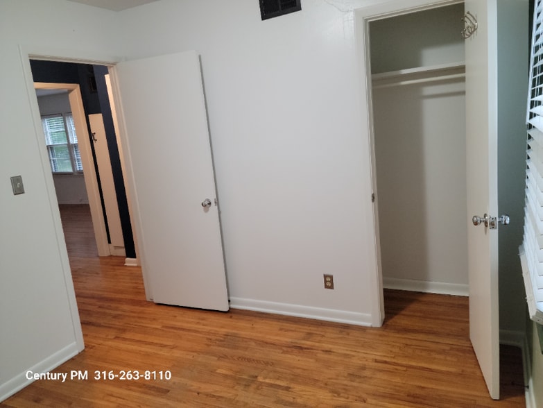 Building Photo - 5941 E Bellaire Ave