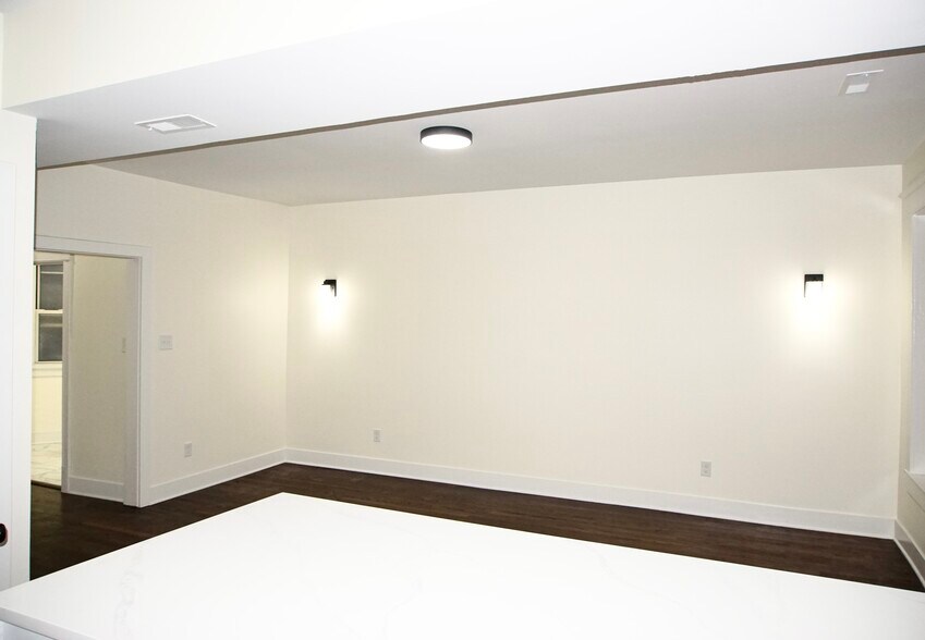 Building Photo - 4313 S King Dr