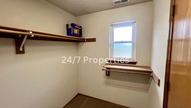 Building Photo - Spacious 3BD I 2.5BA Duplex Near the Yamhi...