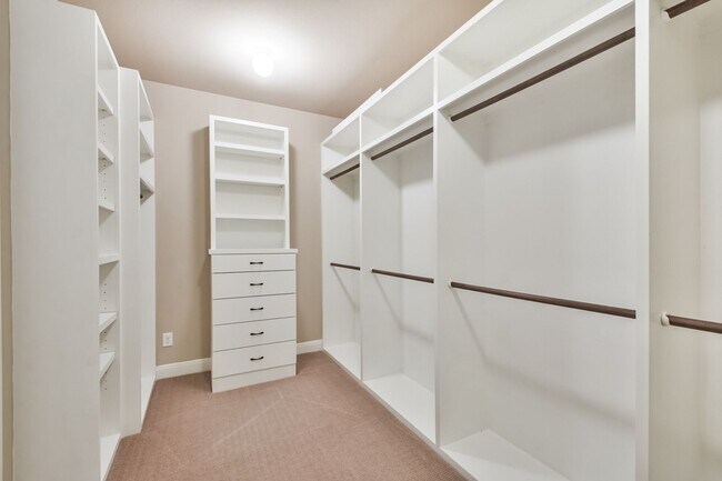 Building Photo - For Lease | 3 Bed, 2 Bath | 2,442 Sq Ft | ...