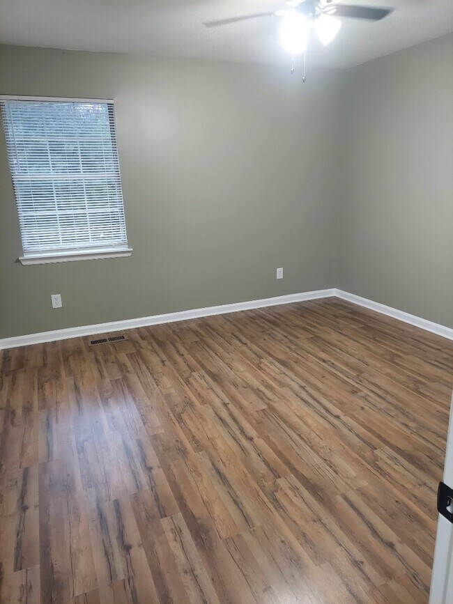 Building Photo - 137 Shearer St