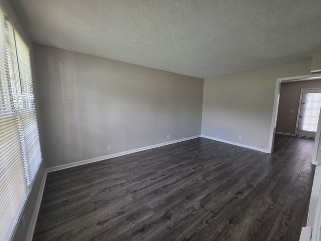 Building Photo - 308 Crestmont Dr