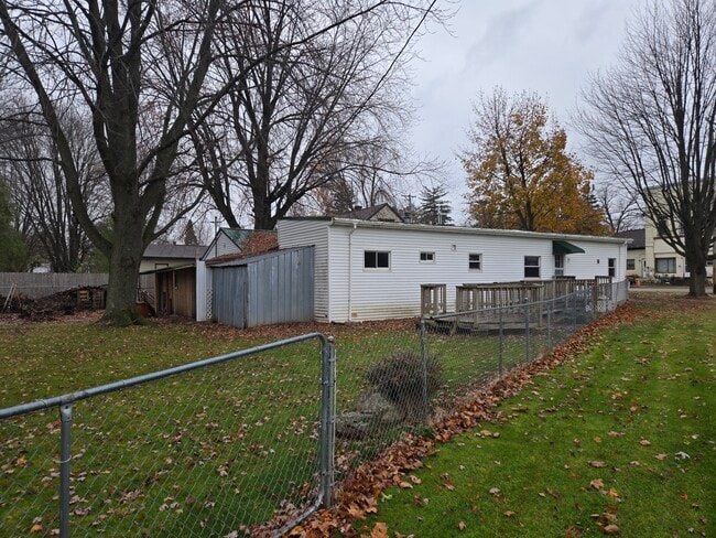 Building Photo - 112 N Maple St