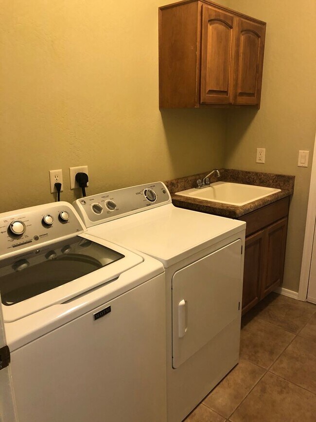 Building Photo - Four Bedroom Home w/3 Car Garage in Prescott