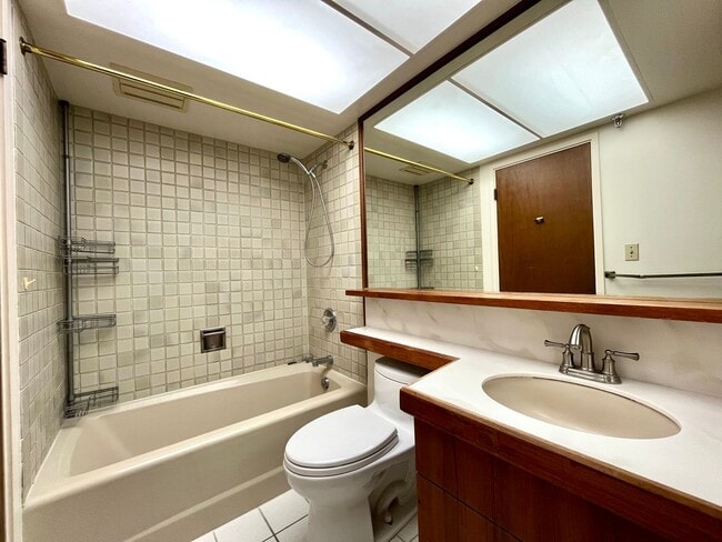Building Photo - Punchbowl- Continental Plaza: Large 2BR, 2...