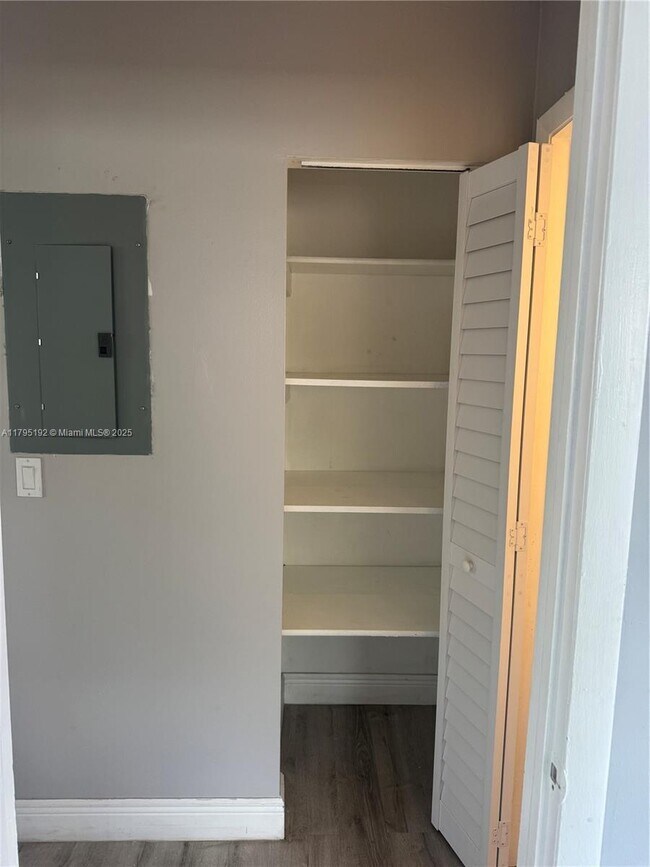 Building Photo - 2 bedroom in Hallandale FL 33009