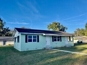 Building Photo - SPACIOUS Zephyrhills 4BR/1BA Home in the Heart of Downtown!