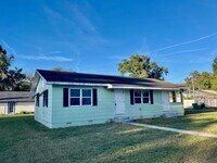 Building Photo - SPACIOUS Zephyrhills 4BR/1BA Home in the Heart of Downtown!