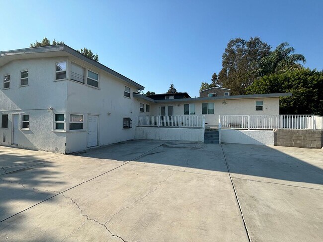 Building Photo - 6 Bed/ 5 Bath on Campanile! Large back are...