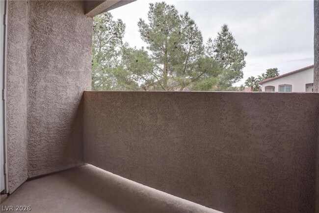 Building Photo - 2305 W Horizon Ridge Pkwy