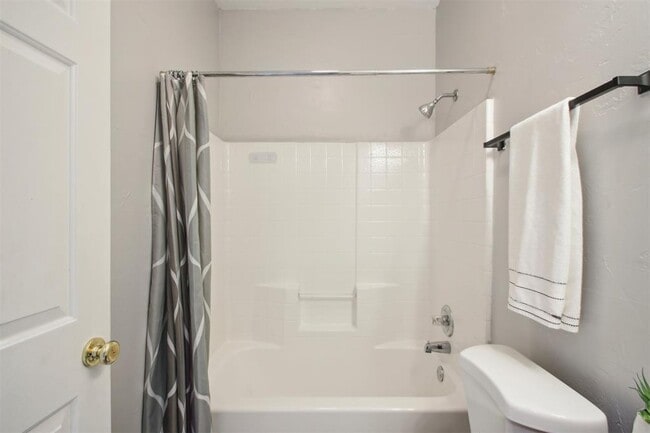 Building Photo - 613 Vickery Ave