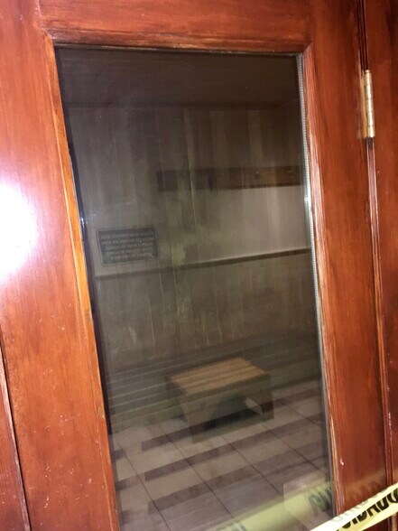 Sauna with showers and restrooms - 15 Red Rock Way