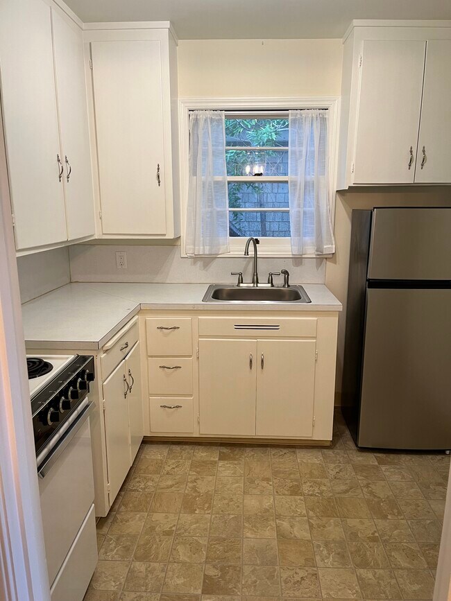 Building Photo - 807 Cherry St