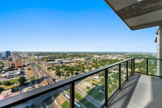 Building Photo - Luxury Condo with Skyline Views