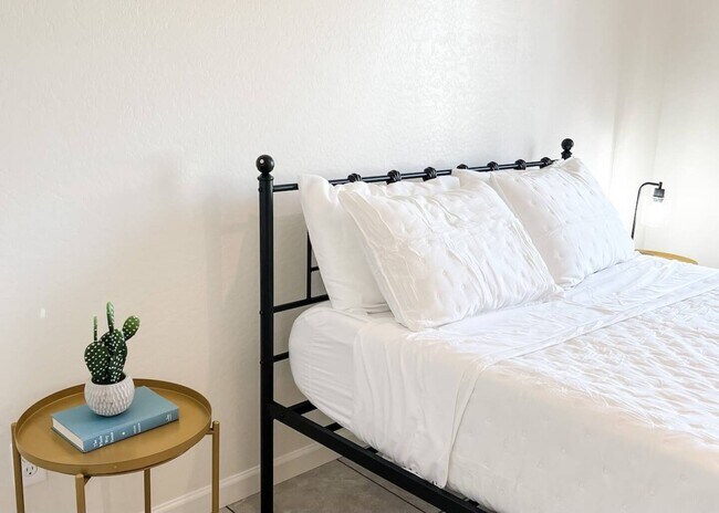 Queen bed - 8503 E Leigh Dr