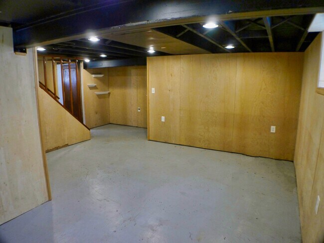 Building Photo - 9337 S Richmond Ave