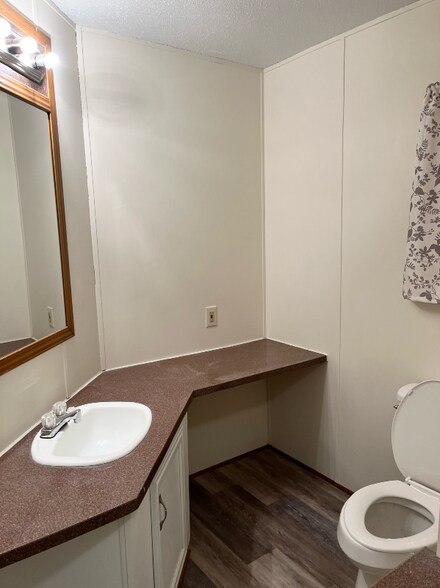 Building Photo - 104 Lynn Dr