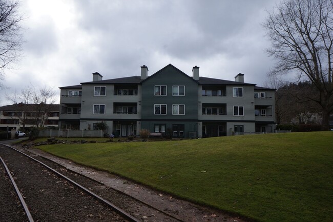 Building Photo - S. Landing 2 bedroom condo with Willamette...