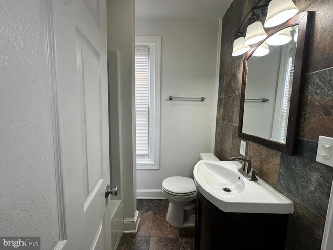 Building Photo - 7 6th Ave