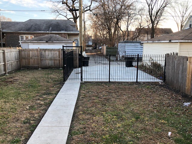 Building Photo - 1415 E 75th St