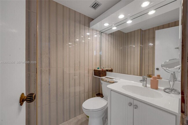 Building Photo - 5001 Collins Ave