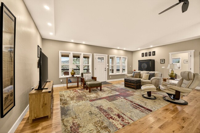 Building Photo - 860 Humbug Creek Rd