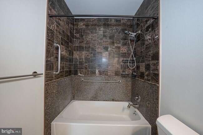 Building Photo - 1640 Oakwood Dr