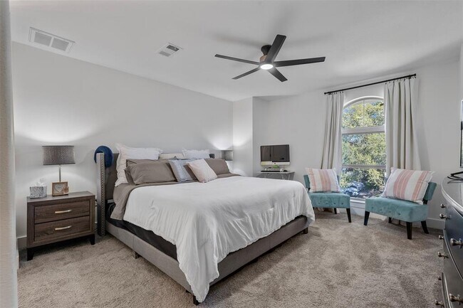 Building Photo - 10811 Greenwillow Dr