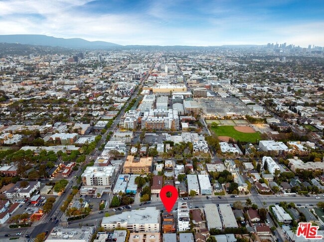 Building Photo - 1035 N Vista St