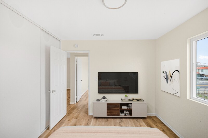 Building Photo - 1005 E Ave R