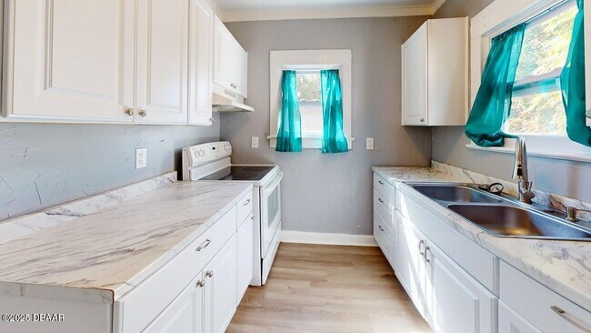 Building Photo - 831 N Oleander Ave