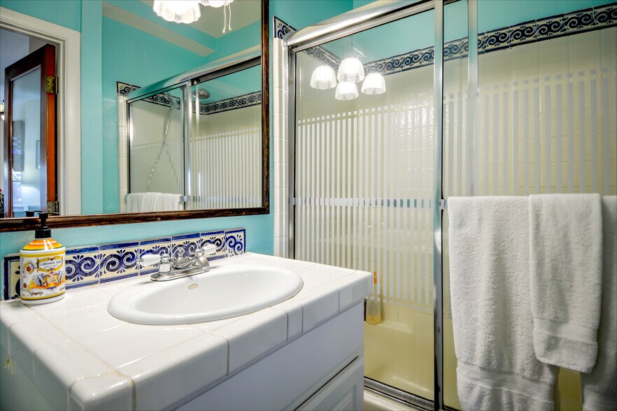 Full Bath, PowerSpray Showerhead, First-Aid Kit, Cotton Swabs,... - 14 S Venice Blvd