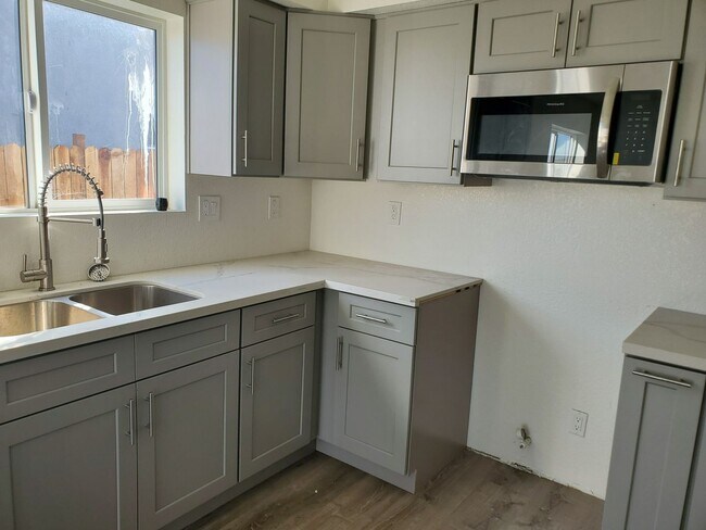 Building Photo - MULTI-FAMILY HOUSE