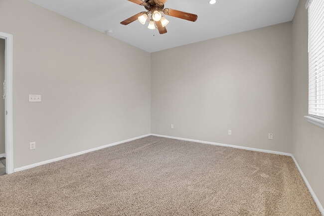 Building Photo - $2,295.00, 2 bedroom plus office, 2 bathro...