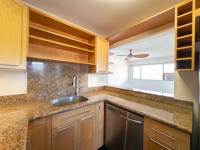 Building Photo - Spacious 1-Bedroom + Bonus Room Townhouse ...