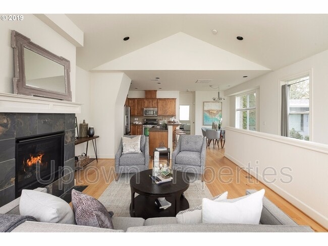 Building Photo - 1916 SW Idaho St