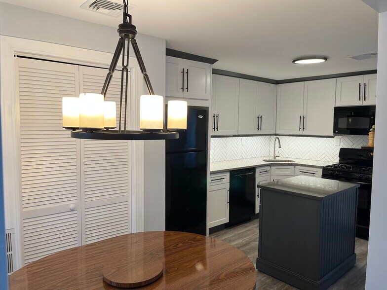 Building Photo - 2 New York Ave