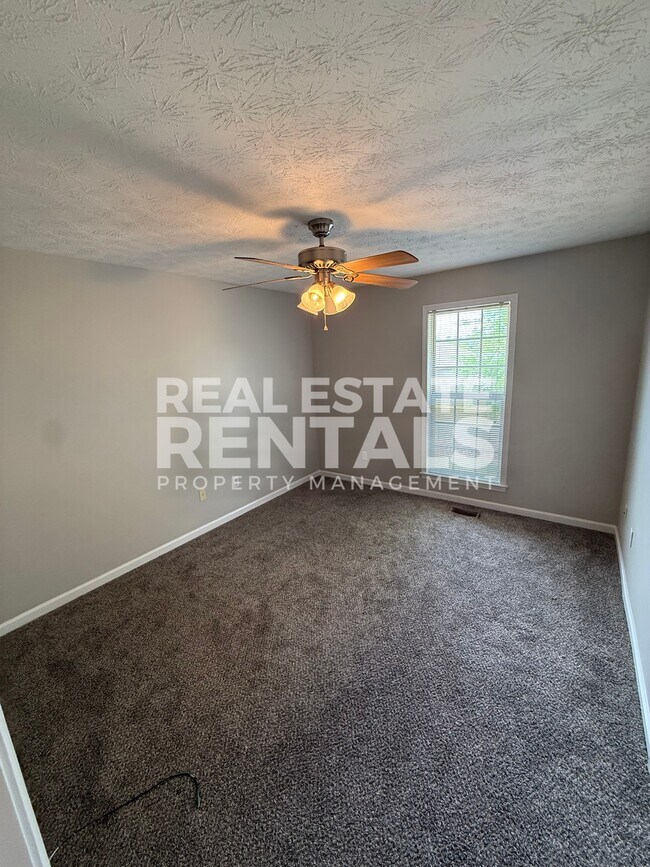 Building Photo - 3083 Lakeview Cir