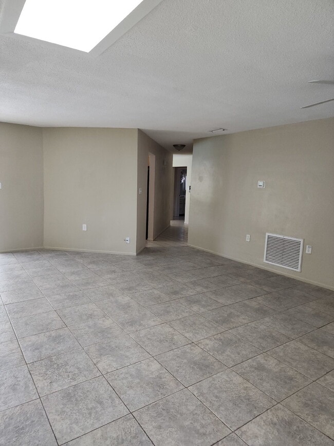 Building Photo - 3/Bedroom 3/Bath Tarpon Springs Home