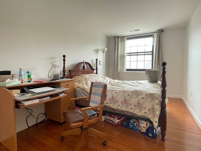 Building Photo - 10 Weston Ave