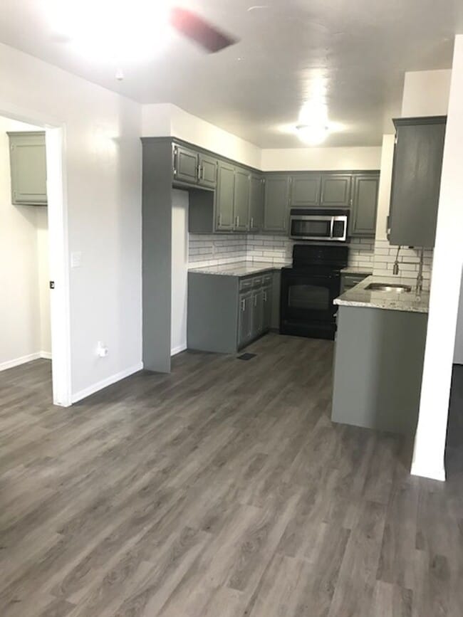 Building Photo - Completely Remodeled 2 Story Duplex - Putn...