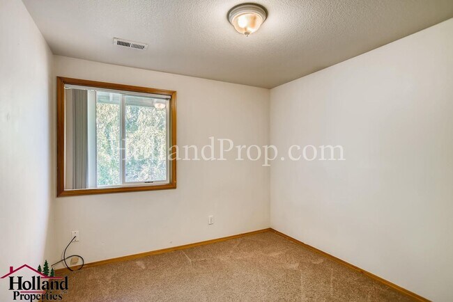 Building Photo - 3901 SW Pinewood Way