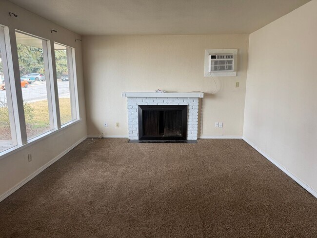 Building Photo - Now renting 3 bedroom duplex