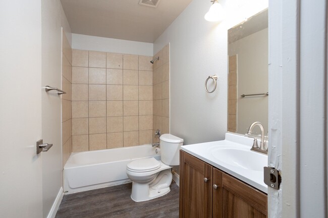 Building Photo - $300 OFF 1ST MONTH RENT IF YOU MOVE IN WIT...